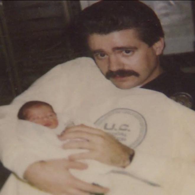 25 năm sau ngày cứu bé sơ sinh bị vứt trong thùng rác, viên cảnh sát đã gặp chuyện bất ngờ-1