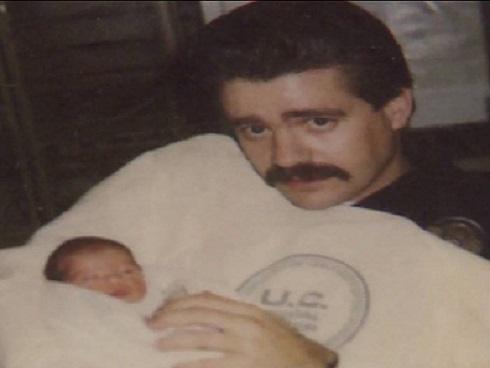 25 năm sau ngày cứu bé sơ sinh bị vứt trong thùng rác, viên cảnh sát đã gặp chuyện bất ngờ