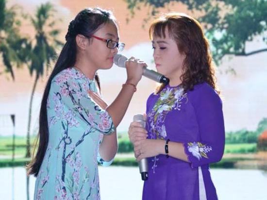 Clip: Cô Út khiếm thị khóc nấc khi hát về mình sau cãi vã với gia đình Phương Mỹ Chi