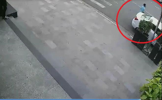 Đậu xe vào cây ATM rút tiền, người phụ nữ bị trộm ô tô giữa ban ngày-1