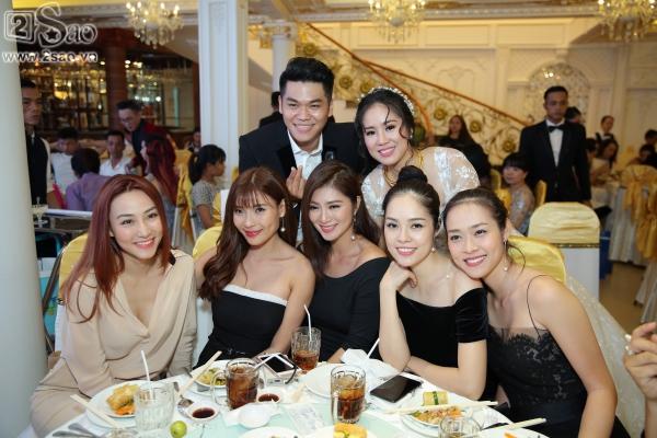 Ngân Khánh từ Singapore về nước sớm dự đám cưới Lê Phương-1