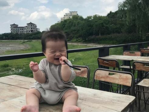 Quên hết mệt mỏi khi ngắm loạt ảnh của cậu nhóc cứ cười là 'hết thấy ông mặt trời'