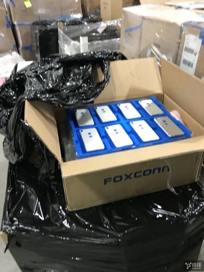 Lộ ảnh thực tế iPhone 8 khiến người dùng hoang mang-1