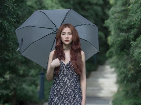 Dầm mưa và khóc nhiều giờ liên tục, Thu Thủy suýt ngất khi quay MV mới