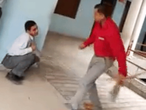 Bé gái 8 tuổi bị cô giáo dạy thêm đánh bầm tím mông-3