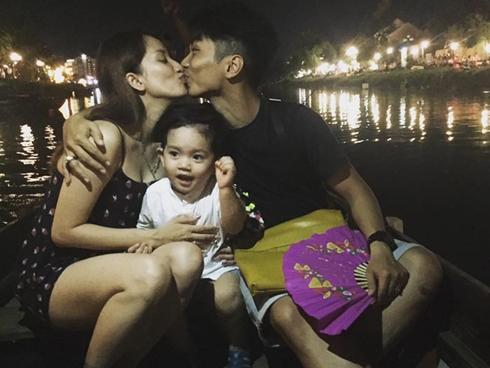 Tin sao Việt 8/8: Phan Hiển và Khánh Thi khóa môi trên thuyền