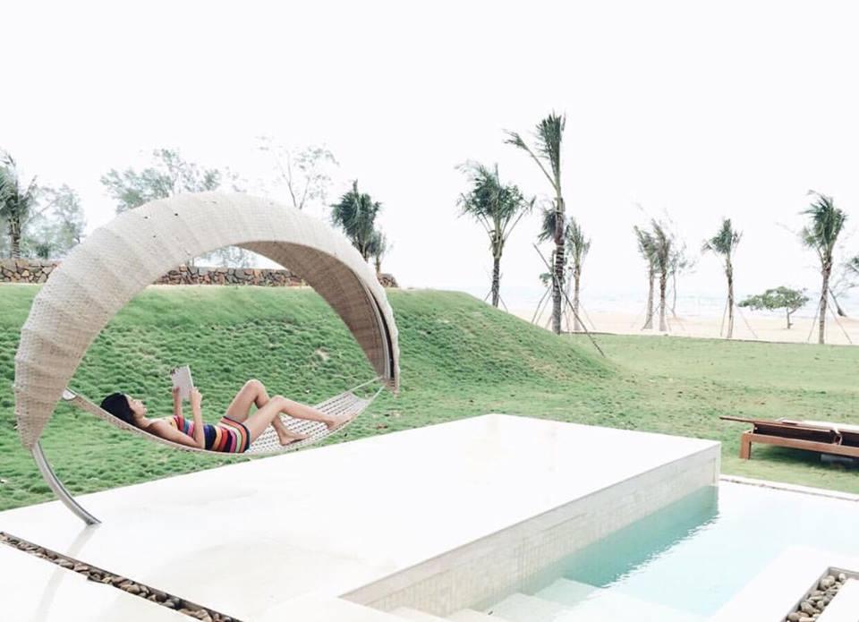 Không hẹn mà gặp, Hoàng Thùy - Minh Tú khoe ảnh mặc bikini 'đốt mắt' ở Phú Quốc-2