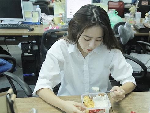 Mang cơm trưa đi làm, tuyệt đối tránh sai lầm này nếu không sẽ hủy hoại sức khỏe
