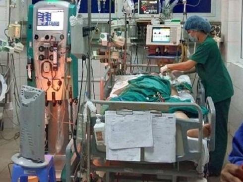 'Cậu bé 15 tuổi xin cứu mẹ sốt xuất huyết' khóc nghẹn vì mẹ qua đời