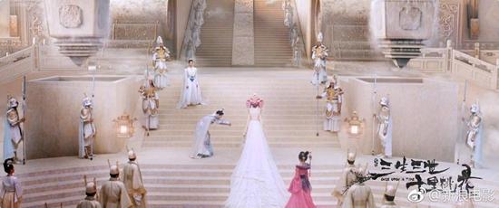 Lưu Diệc Phi xấu xí thảm hại với tạo hình lòe loẹt như diễn tuồng-8