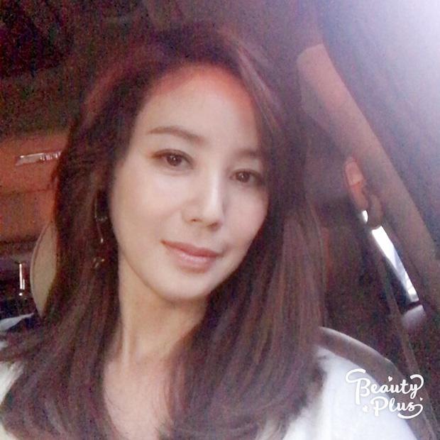 Đẳng cấp nhan sắc 'mẹ Kim Tan': Gương mặt bà mẹ U50, vóc dáng nuột nà như gái đôi mươi-2