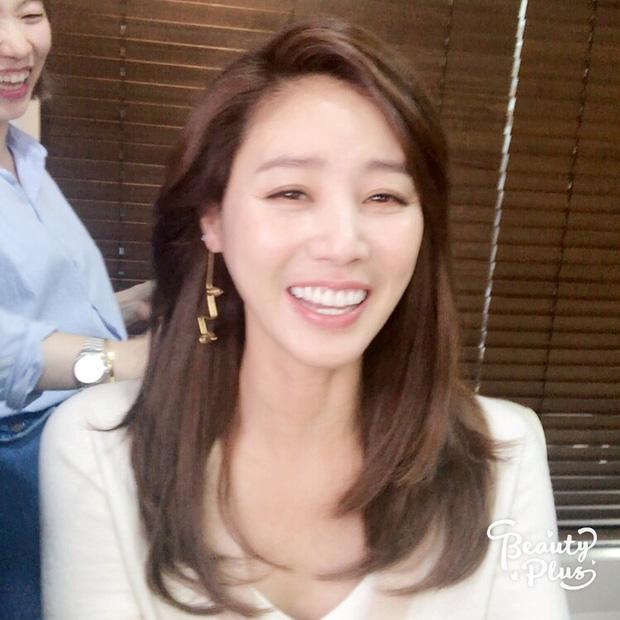 Đẳng cấp nhan sắc 'mẹ Kim Tan': Gương mặt bà mẹ U50, vóc dáng nuột nà như gái đôi mươi-3