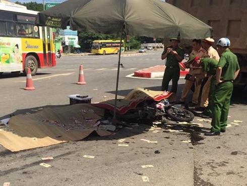 Hà Nội: Va chạm với xe tải, 3 người chết tại chỗ