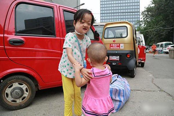 Người cha khóc vì con gái không chịu chữa bệnh, để dành tiền cứu em-1