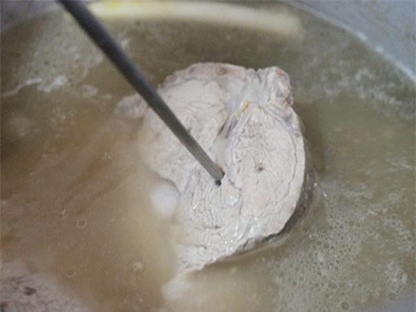 Phụ nữ cứ hay cắm đũa vào thịt luộc xem chín chưa mà không biết đó là thói quen chưa đúng-2