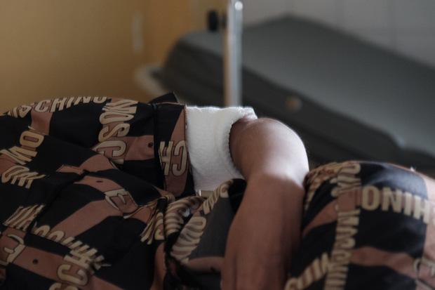 Giận vợ, chồng tưới xăng dọa đốt nhà, lửa bùng cháy gây bỏng cho cả đứa con mới hơn 2 tuổi-7