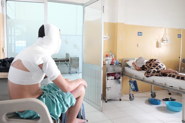 Giận vợ, chồng tưới xăng dọa đốt nhà, lửa bùng cháy gây bỏng cho cả đứa con mới hơn 2 tuổi-8