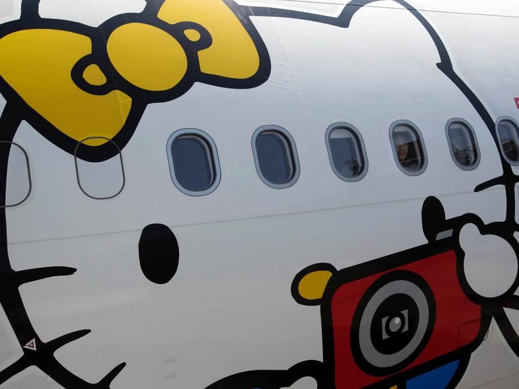 Khám phá máy bay Hello Kitty dễ thương nhất thế giới-3