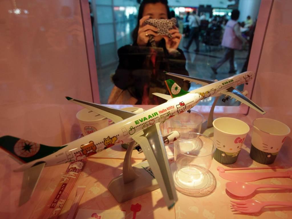 Khám phá máy bay Hello Kitty dễ thương nhất thế giới-6