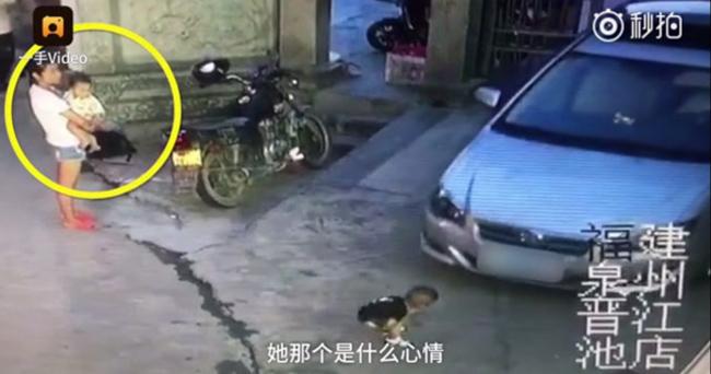 Cô gái trẻ thờ ơ đứng nhìn bé trai bị xe cán ngay trước mặt-1