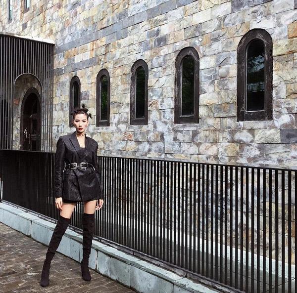 Diện mốt từ thế kỷ trước, Hoàng Thùy một mình lạc giữa dàn huấn luyện viên sành điệu-8