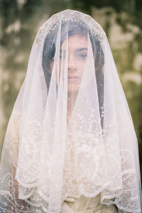 Ẩn chứa sau mạng che mặt cô dâu trong ngày cưới là những sự thật bất ngờ và rùng rợn-1