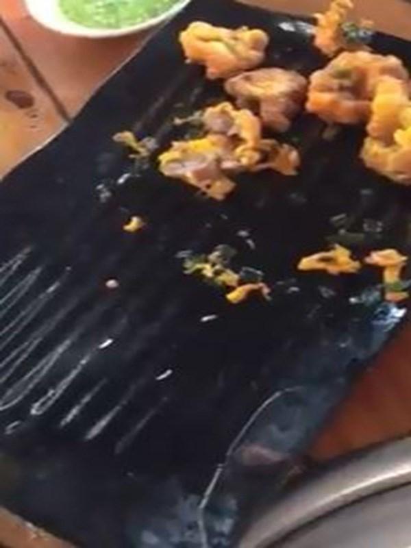 Thực khách hoảng sợ vì sụn gà nướng có dòi bò-1