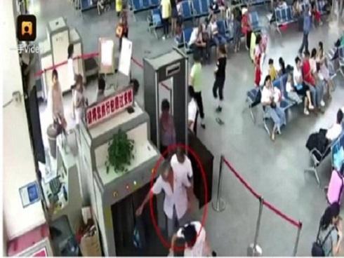 Bất ngờ phát hiện người đàn ông xách theo… 2 cánh tay người