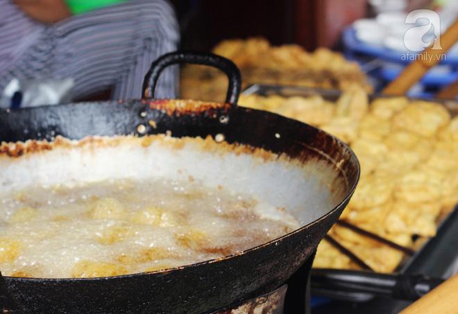 Ghé hàng bún đậu mắm tôm phải tận dụng cả hành lang, phòng ngủ làm nơi bán hàng ở phố Đại La-4