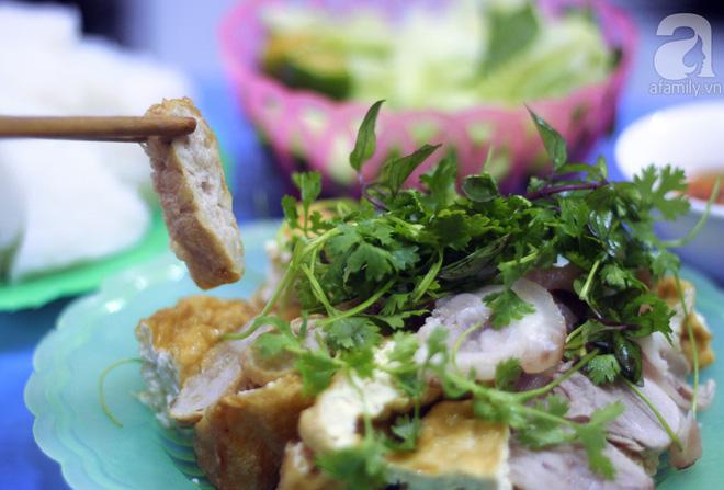 Ghé hàng bún đậu mắm tôm phải tận dụng cả hành lang, phòng ngủ làm nơi bán hàng ở phố Đại La-11