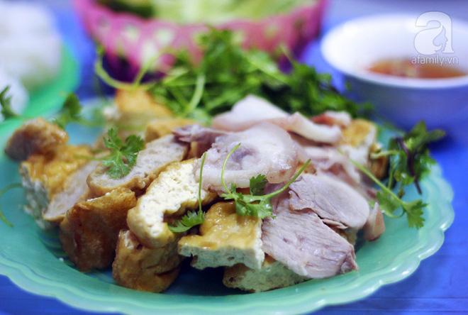 Ghé hàng bún đậu mắm tôm phải tận dụng cả hành lang, phòng ngủ làm nơi bán hàng ở phố Đại La-9