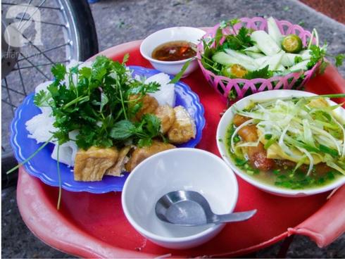 Ghé hàng bún đậu mắm tôm phải tận dụng cả hành lang, phòng ngủ làm nơi bán hàng ở phố Đại La
