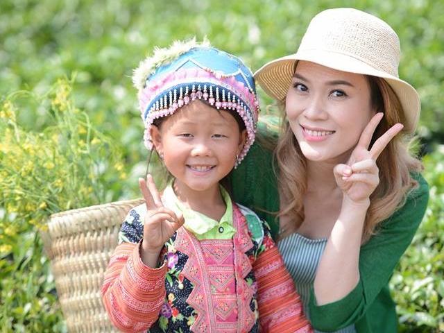 Mỹ Tâm bất ngờ khi được fan nhí chạy lên sân khấu níu cổ hôn-12