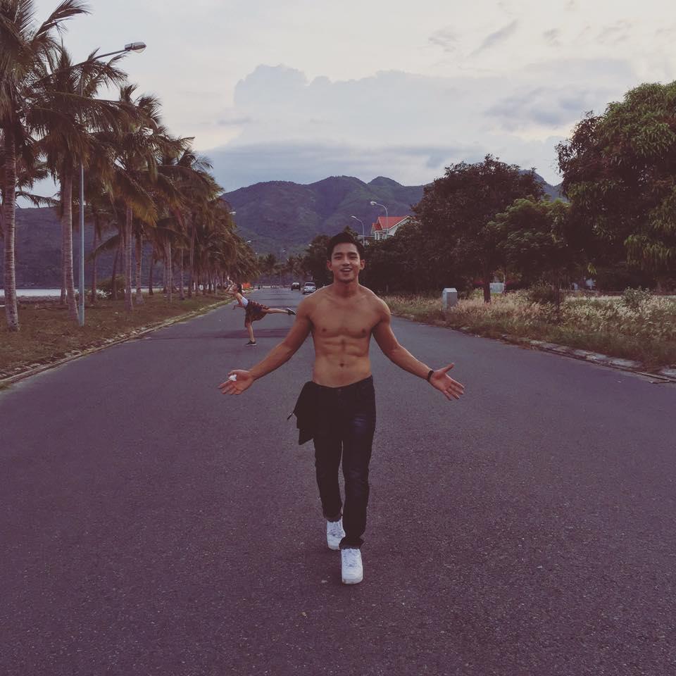 Cổ lổ sĩ và nhễ nhại mồ hôi trên truyền hình, không ngờ ngoài đời Hữu Vi chất đến thế-7