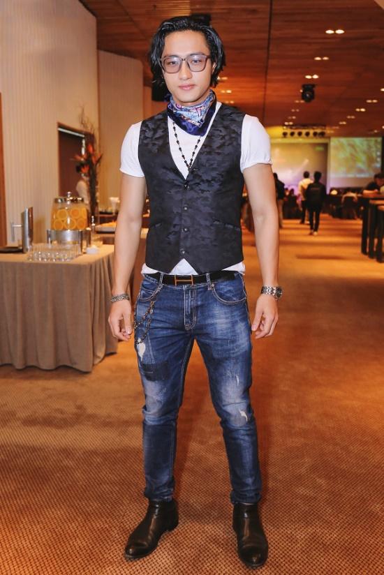 Cổ lổ sĩ và nhễ nhại mồ hôi trên truyền hình, không ngờ ngoài đời Hữu Vi chất đến thế-1