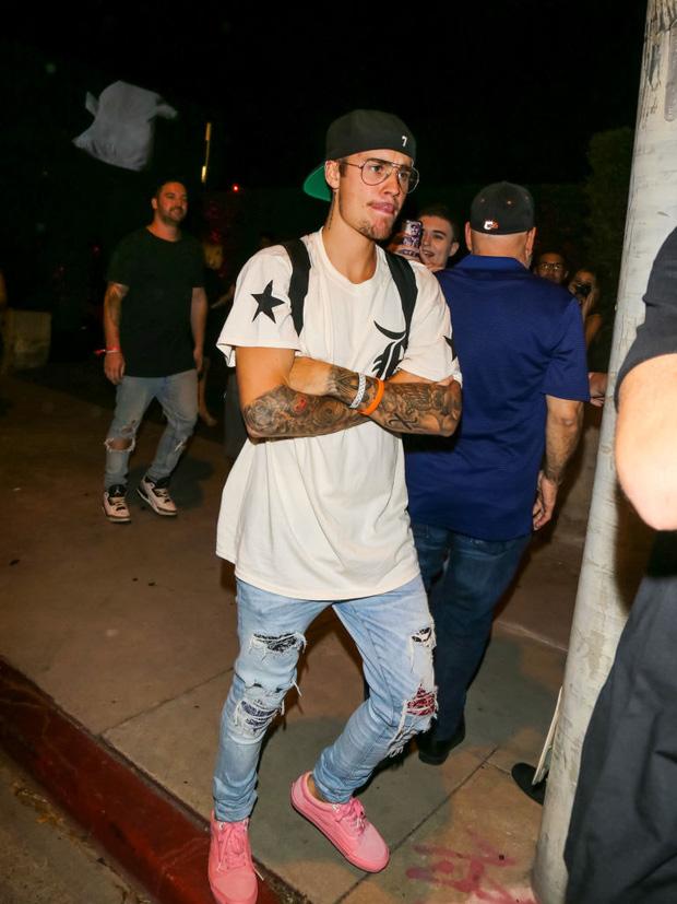 Giày của Justin Bieber chính xác là đôi giày hồng chất nhất hè này!-1