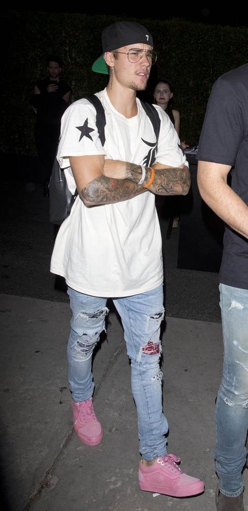 Giày của Justin Bieber chính xác là đôi giày hồng chất nhất hè này!-2
