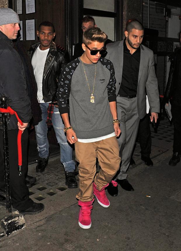 Giày của Justin Bieber chính xác là đôi giày hồng chất nhất hè này!-3