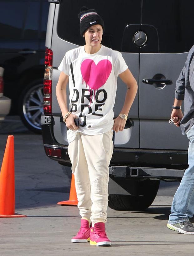 Giày của Justin Bieber chính xác là đôi giày hồng chất nhất hè này!-4
