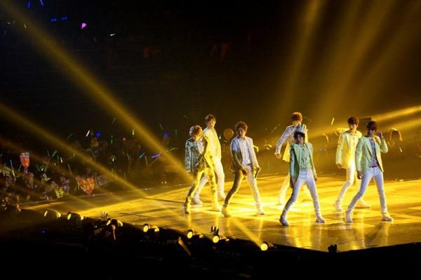 Học fan Kpop tiếp cận thần tượng bằng… lưới bắt cá-3