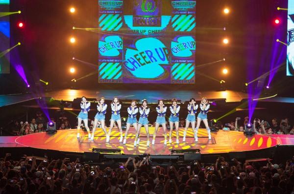 Học fan Kpop tiếp cận thần tượng bằng… lưới bắt cá-4