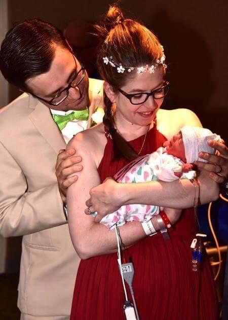 Cô dâu sinh con 5 tiếng trước đám cưới, trên tay vẫn cắm kim truyền-1