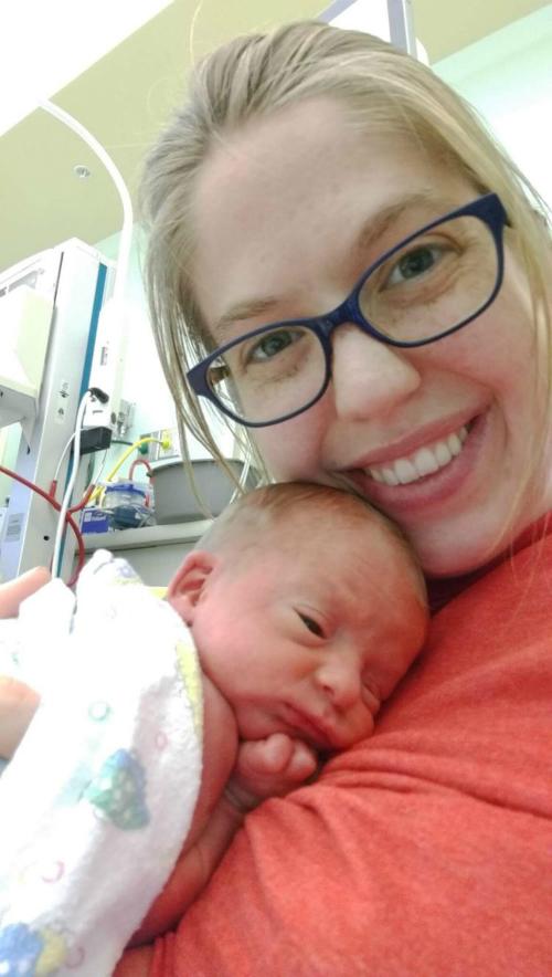 Cô dâu sinh con 5 tiếng trước đám cưới, trên tay vẫn cắm kim truyền-3