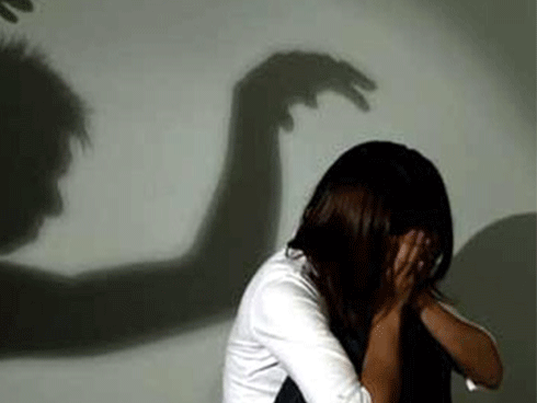 Bé gái tuổi 15 sinh con, nghi là con của dượng rể