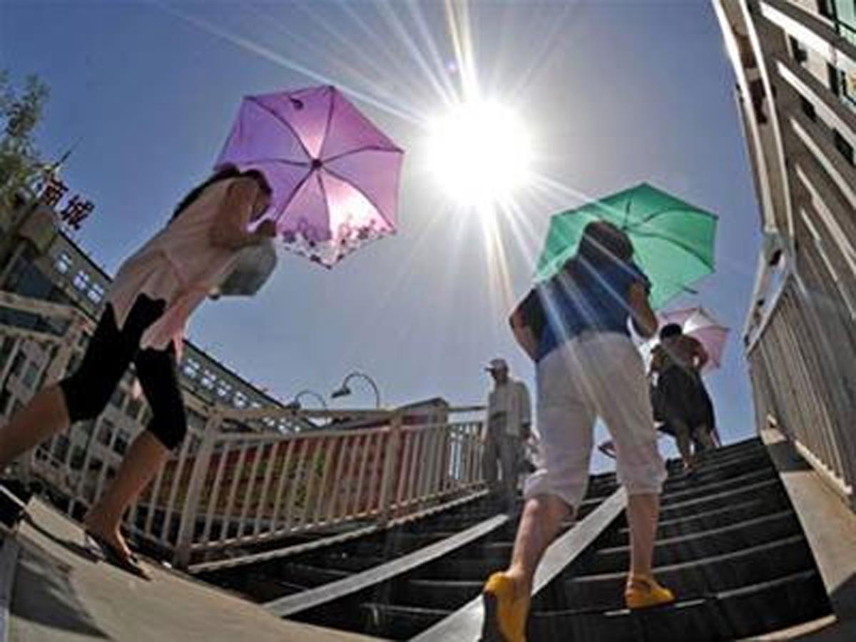 Dự báo thời tiết hôm nay (10.8): Nắng nóng trên toàn miền Bắc sẽ giảm nhiệt-1