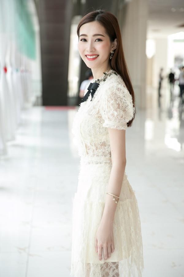 Hoa hậu Đặng Thu Thảo hấp dẫn vạn ánh nhìn dù ăn mặc giản dị-4