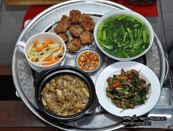 Mẹ Hà Nội định cư ở Sài Gòn khoe mâm cơm ai nhìn cũng phải chú ý bát nước chấm-11