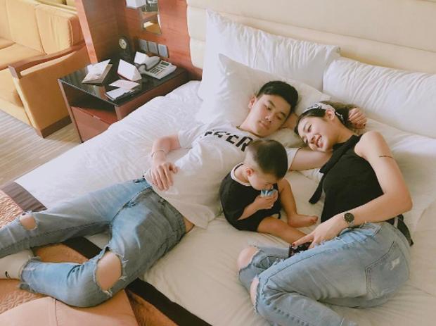 Đừng nghe người ngoài, hãy để chính những đôi vợ chồng 'cưới sớm' kể cho bạn: họ đã cùng chơi, cùng làm thế nào?-1