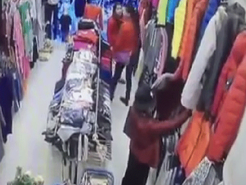 Video bà lão 'chôm' quần áo hàng hiệu về bán trên vỉa hè, bị các shop đến đòi lại đồ