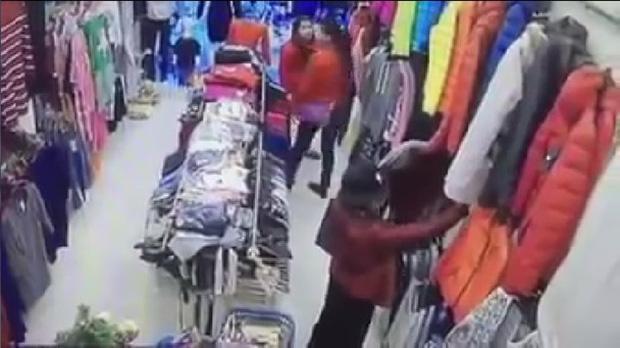 Video bà lão 'chôm' quần áo hàng hiệu về bán trên vỉa hè, bị các shop đến đòi lại đồ-1